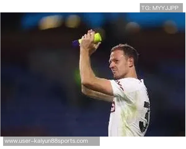 埃文斯度假时接到弗莱彻电话与卡里克鲁尼共度时光