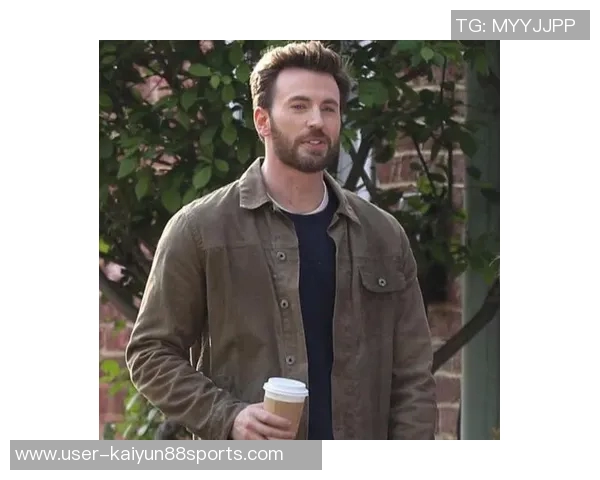 埃文斯度假时接到弗莱彻电话与卡里克鲁尼共度时光